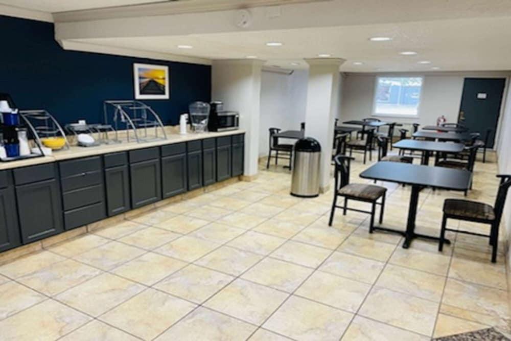 Days Inn & Suites by Wyndham Port Huron photo 33