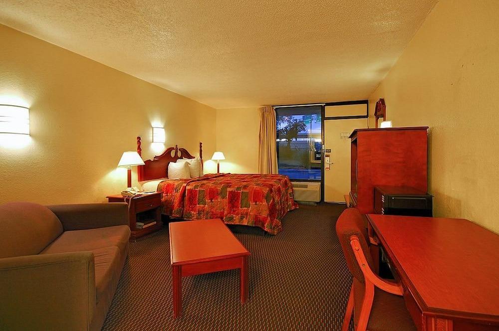 Super 6 Inn & Suites photo 7
