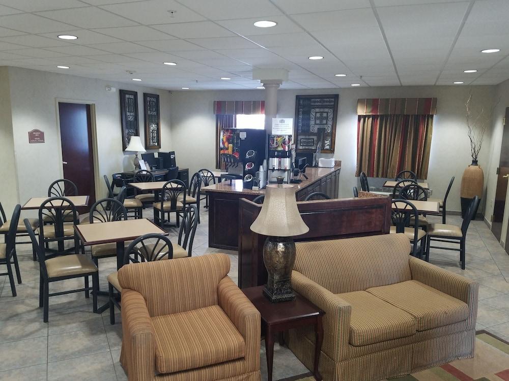 HomeTown Hotel Bryant photo 4