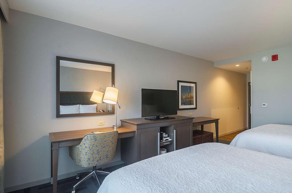 Hampton Inn Chicago North-Loyola Station photo 20