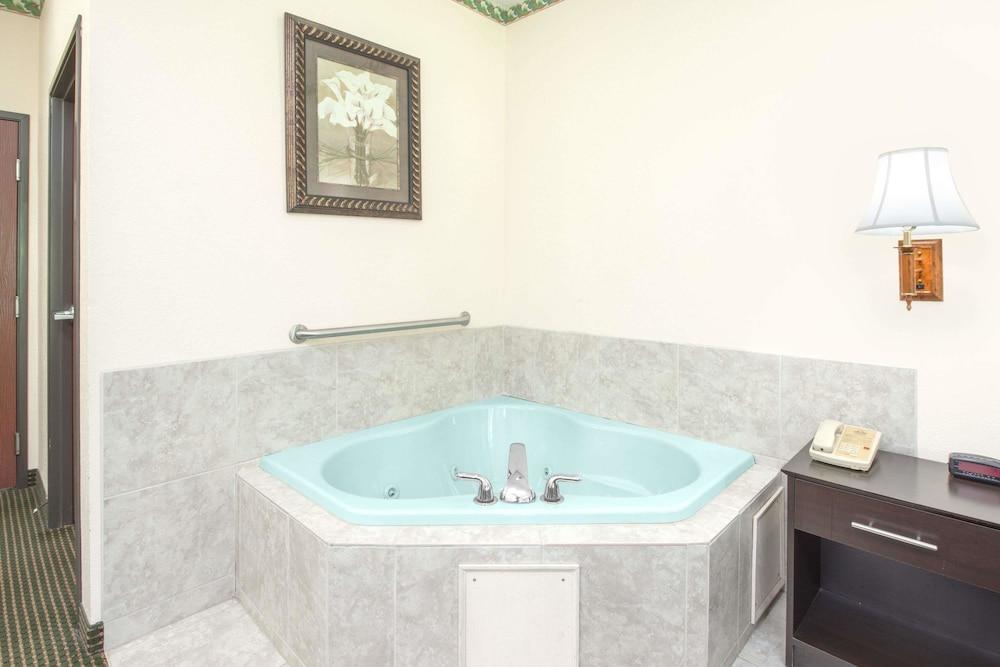 Days Inn by Wyndham Sullivan photo 9