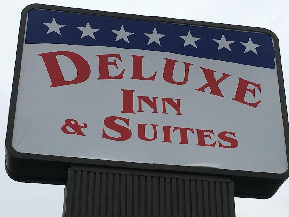 Deluxe Inn & Suites photo 11