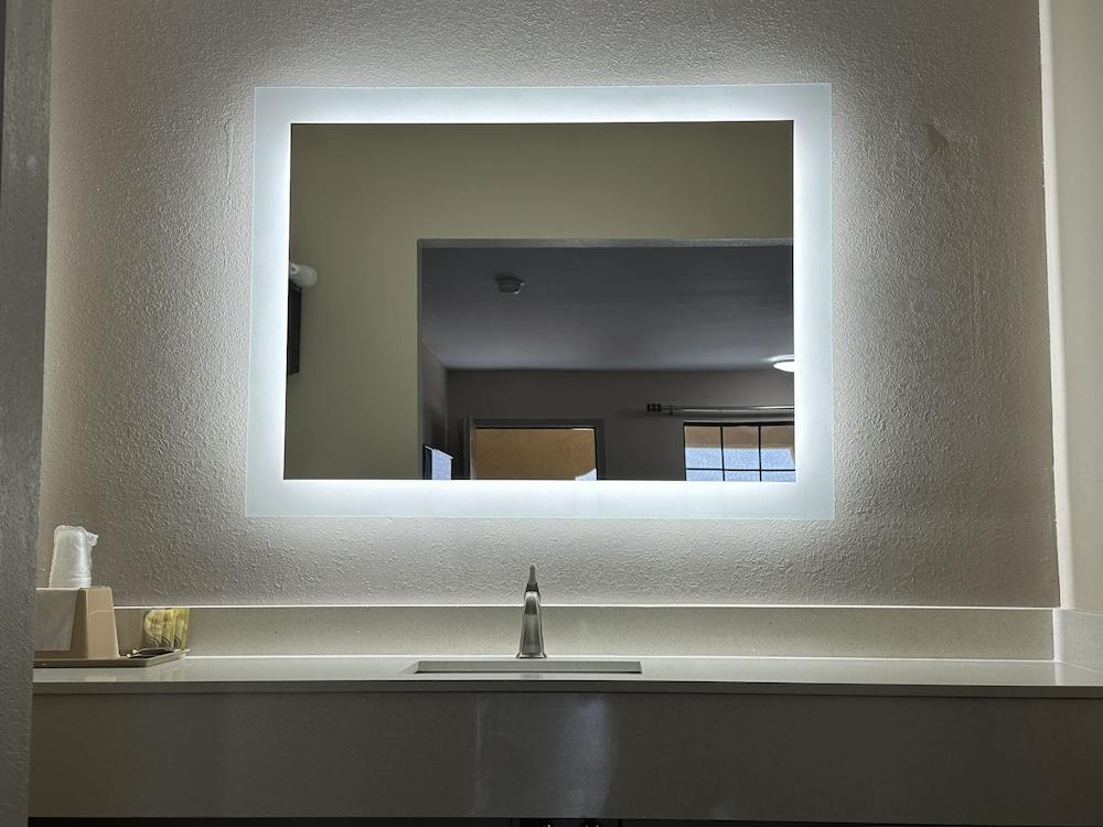 Express Inn & Suites photo 5