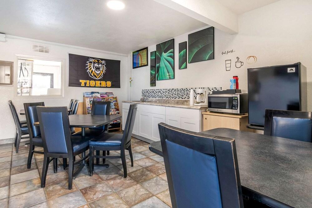 Rodeway Inn photo 35