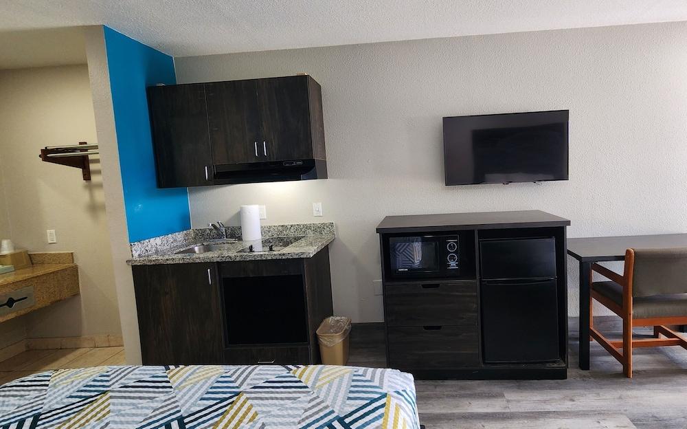 Scottish Inn & Suites photo 34