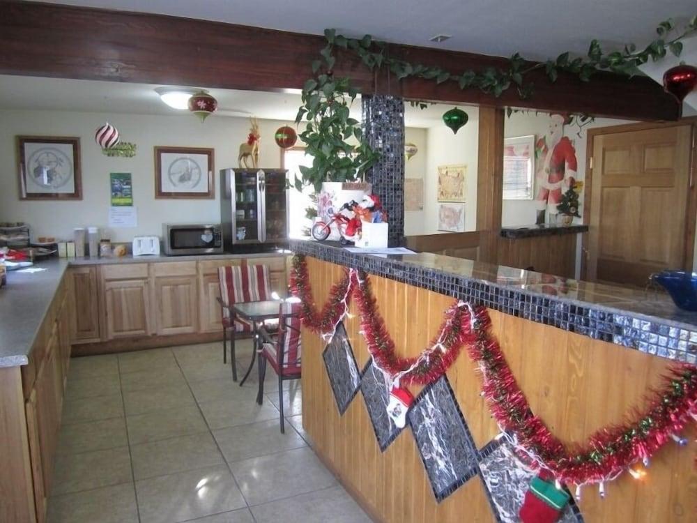 Going-To-The-Sun Inn & Suites photo 28