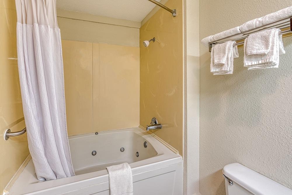 American Inn and Suites Dundee photo 27