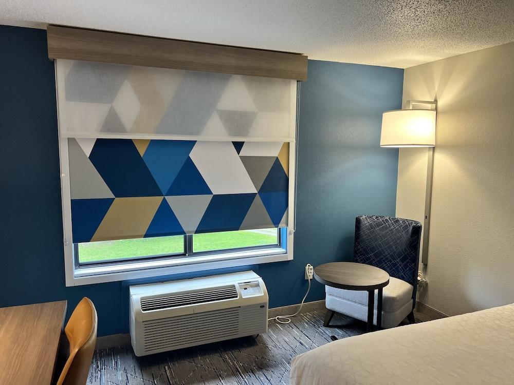 Holiday Inn Express Madison by IHG photo 7