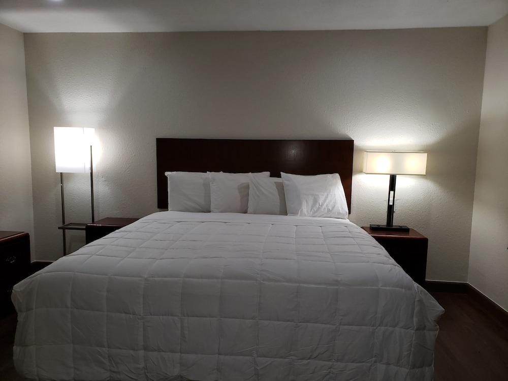 CLEAR LAKES INN photo 11
