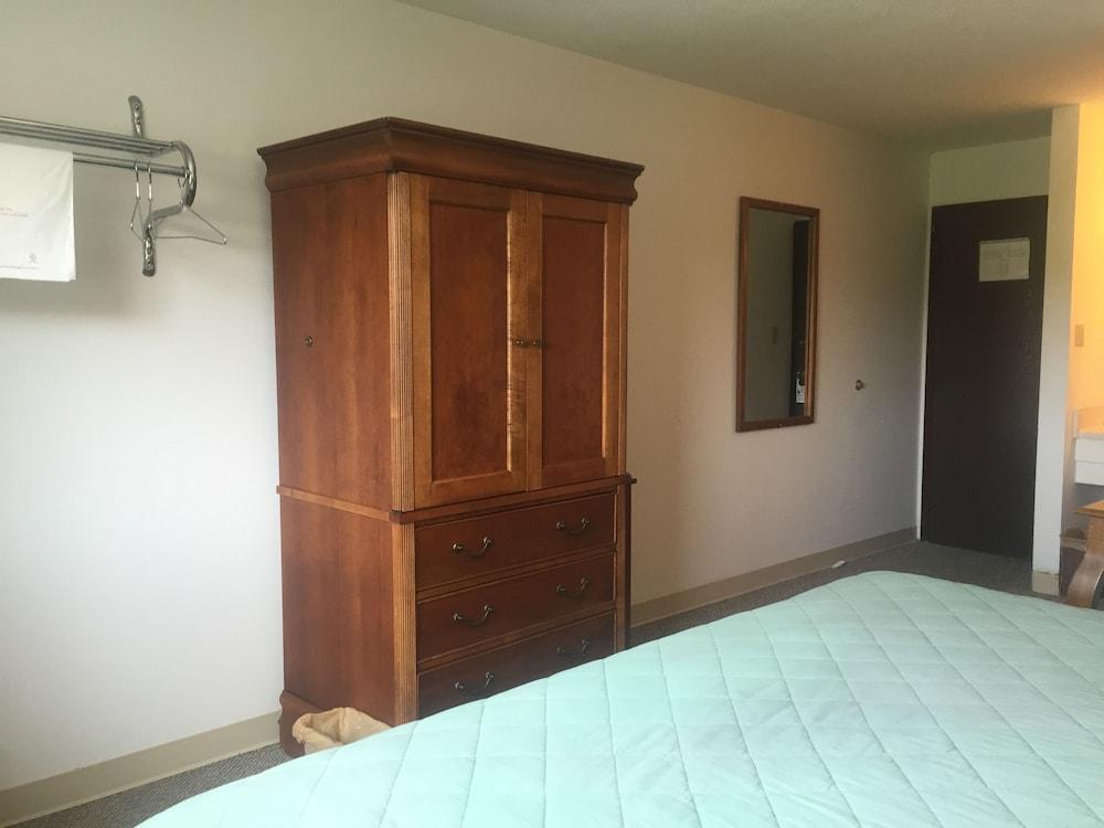 Midway Budget Inn photo 24