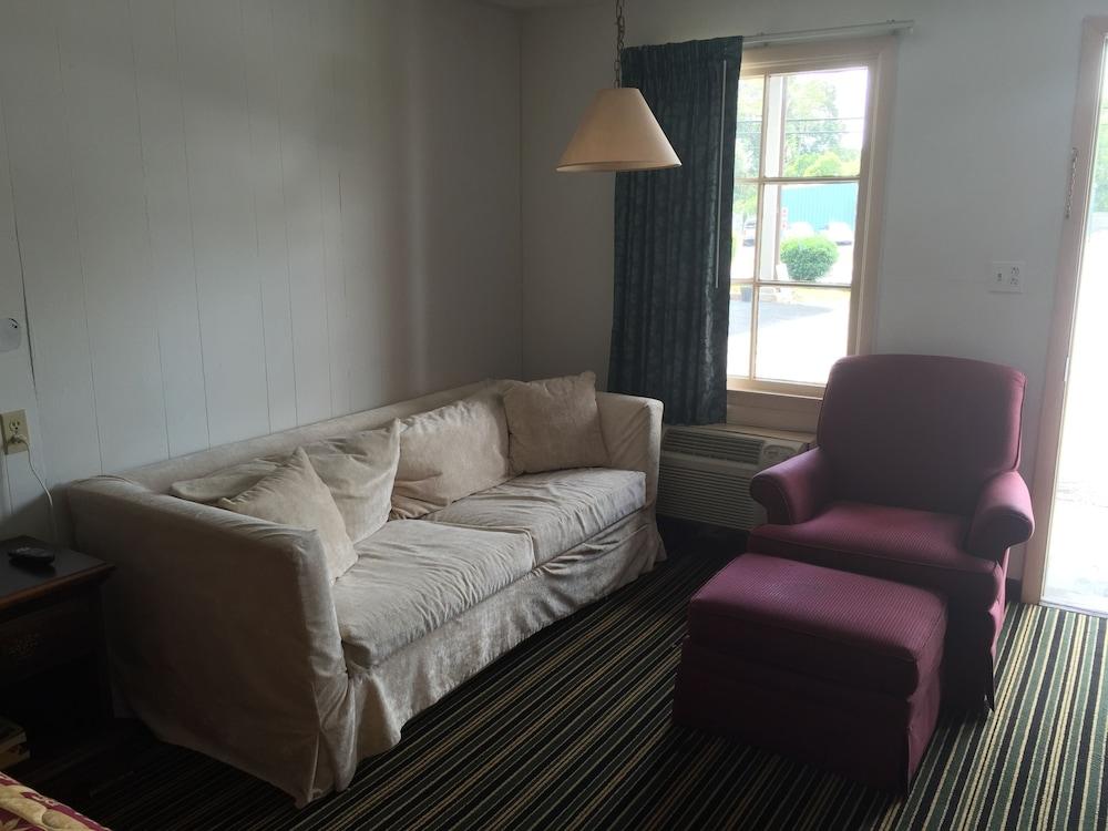 Scottish Inn & Suites photo 13