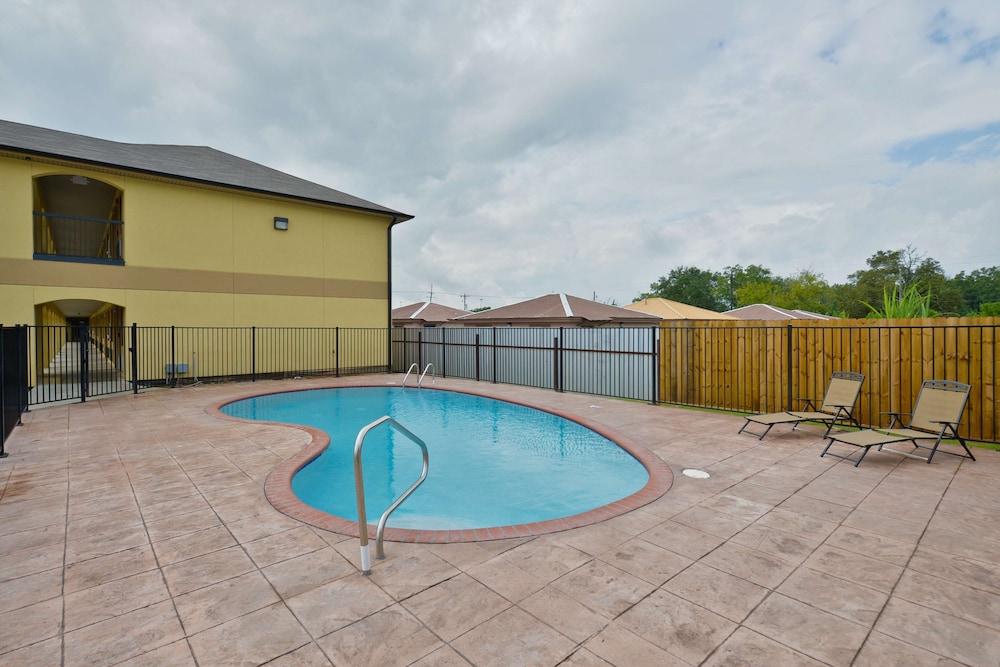 Americas Best Value Inn & Suites Lake Charles at I-210 Exit 11 photo 10