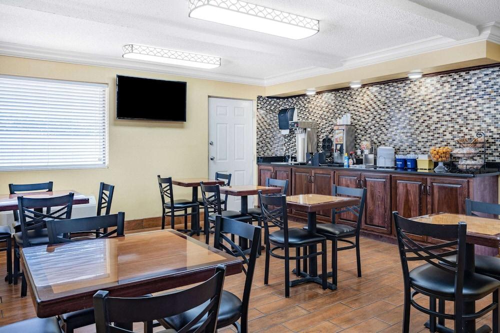 Days Inn by Wyndham Macon I-475 photo 24