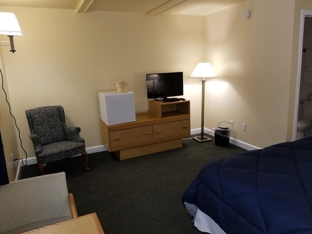 Captain's Quarters Motel photo 52