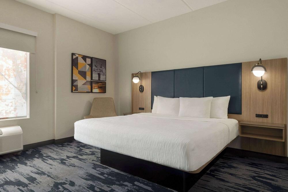 La Quinta Inn & Suites by Wyndham Austin Southwest photo 10