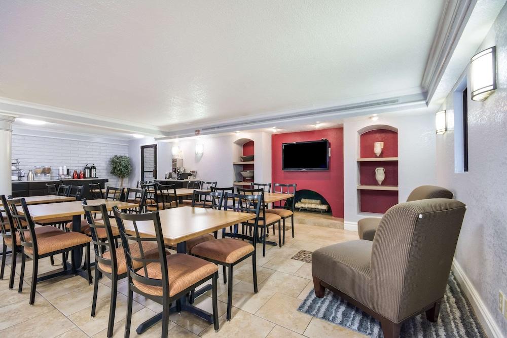 Econo Lodge photo 32