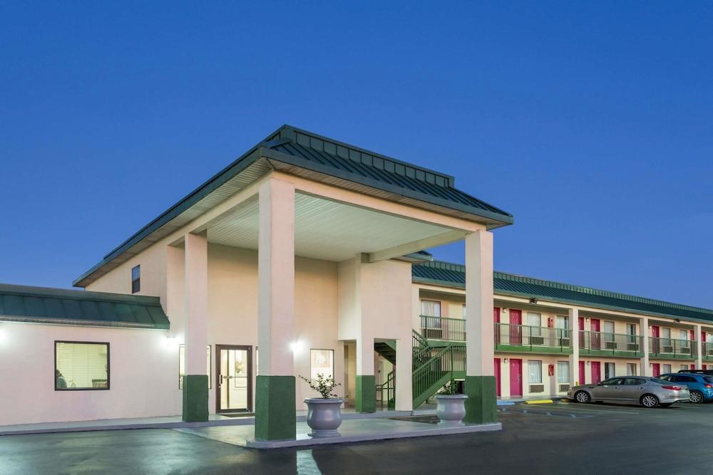 Super 8 by Wyndham Ashburn photo 22