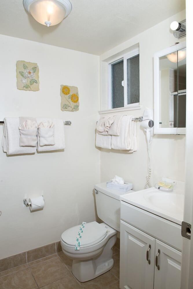Beachcomber Inn photo 80