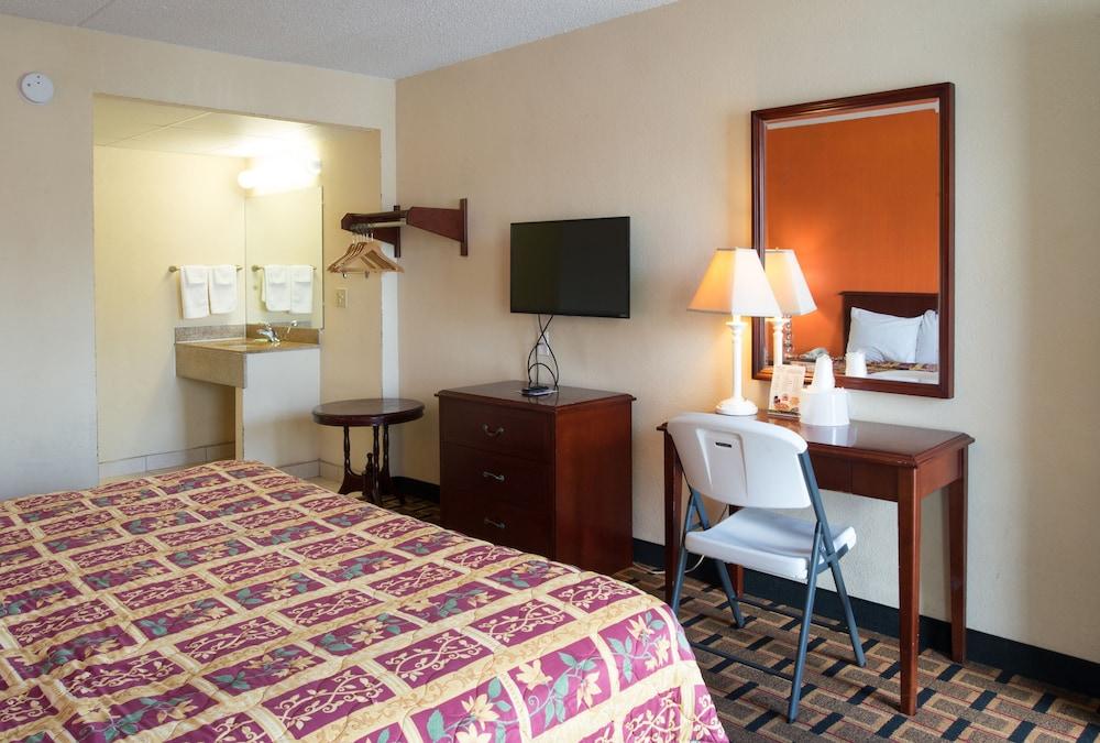 Budget Inn Cocoa photo 42