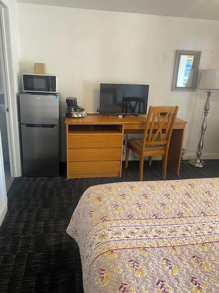 Holiday Motel photo 21