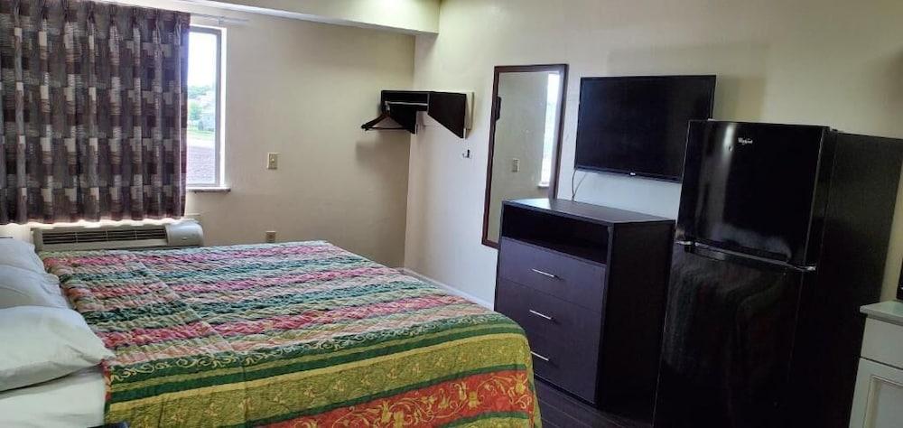 Plano Inn & Suites photo 15