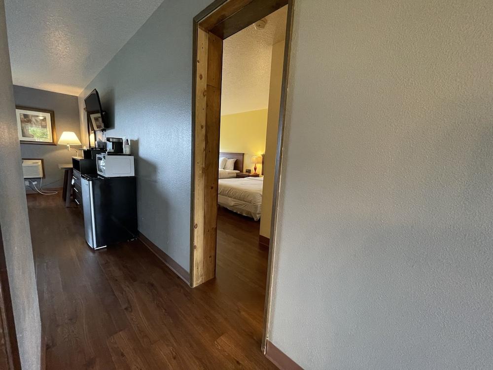Sunnyside Inn & Suites photo 69