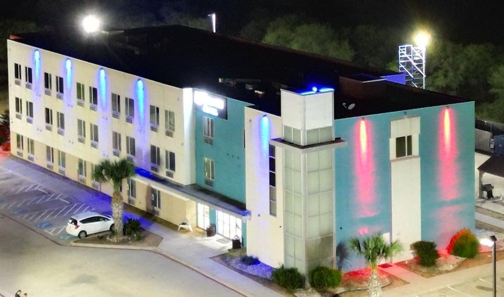 Emblaze Hotel photo 10