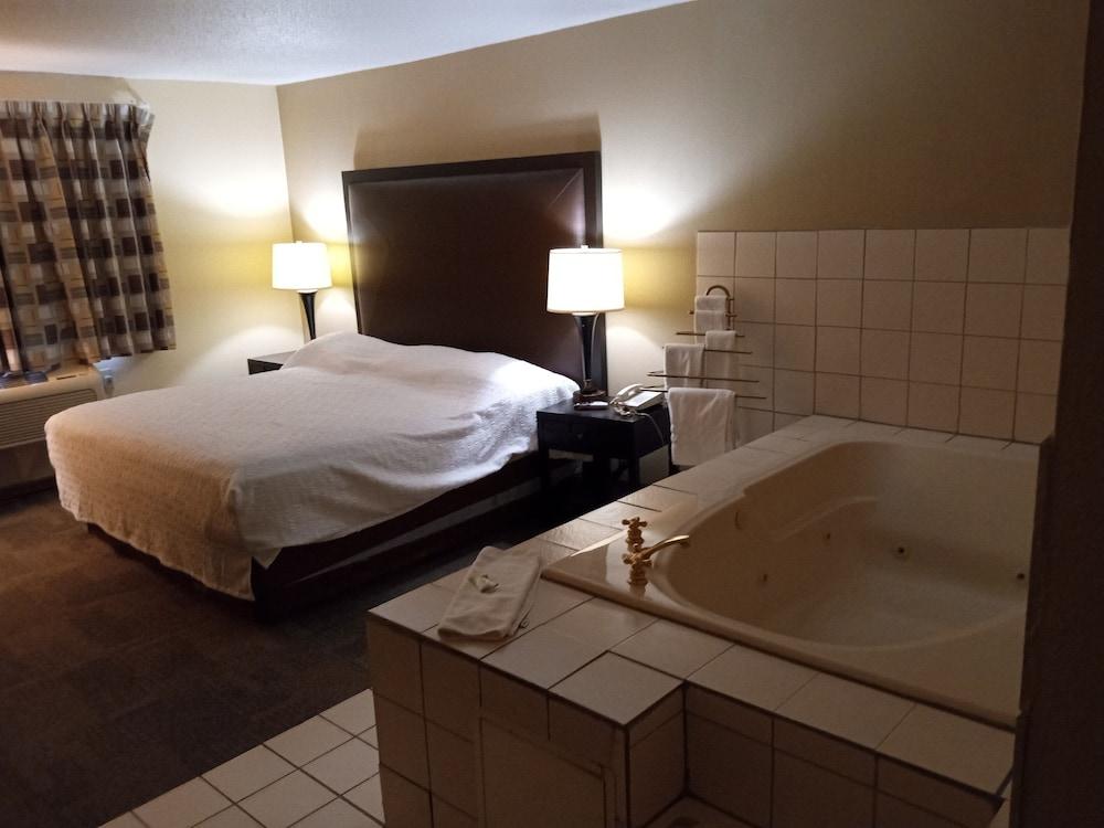Americas Inn photo 32