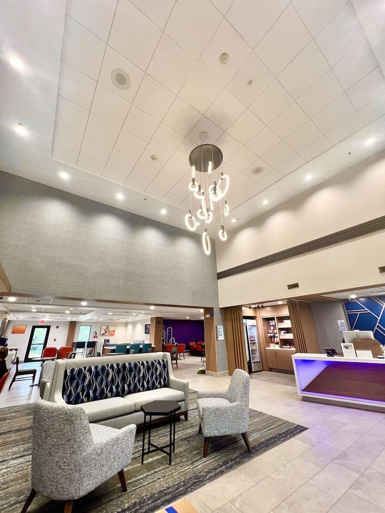 Holiday Inn Express Madison by IHG photo 2