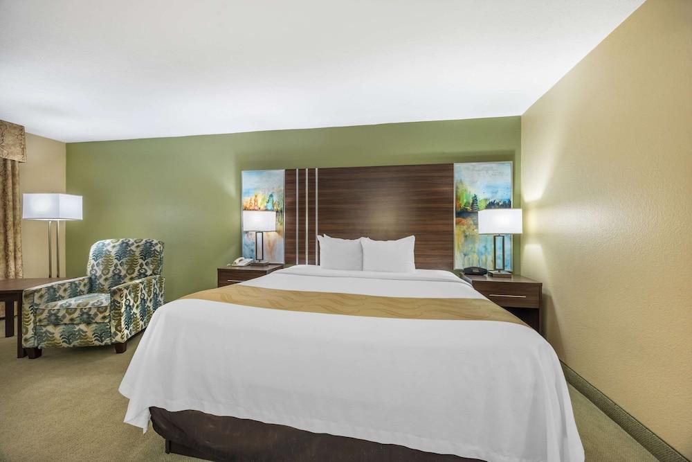 Quality Inn Paris photo 10