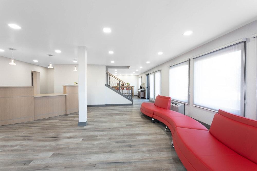 Travelodge by Wyndham Elkhart photo 10
