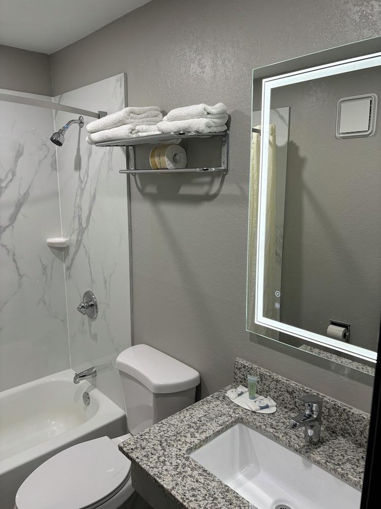 Super 8 Springfield North I-44 photo 13