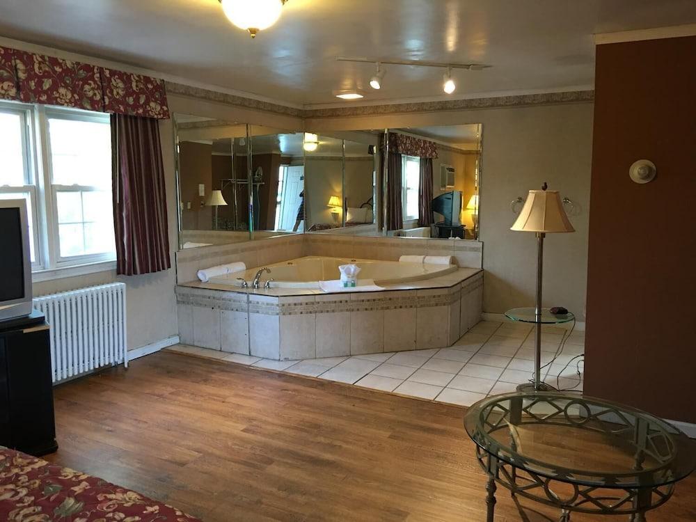Colonie inn and Suites photo 15