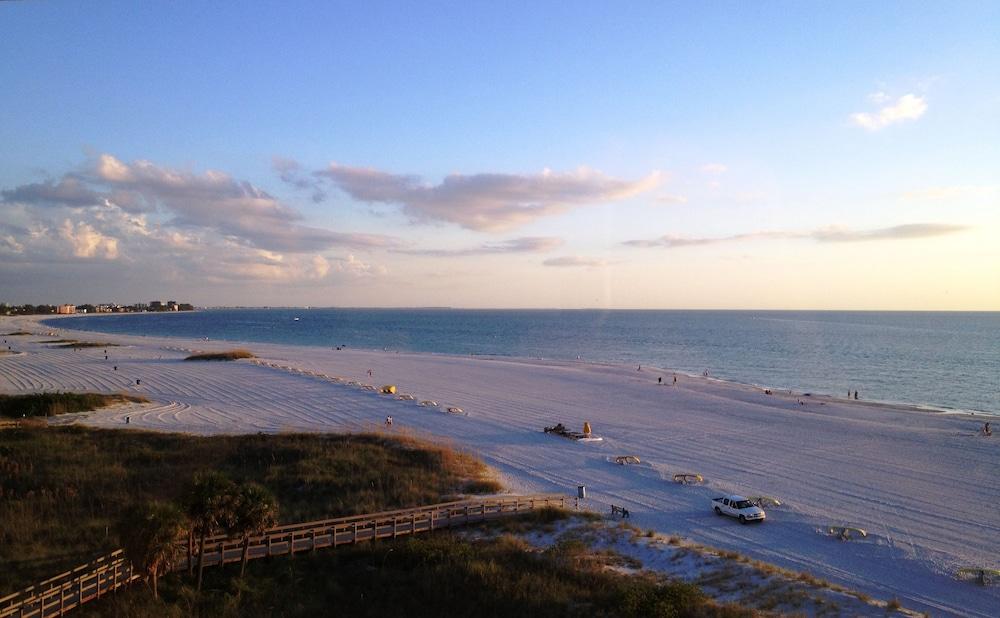 Sunset Vistas Two Bedroom Beachfront Suites photo 31