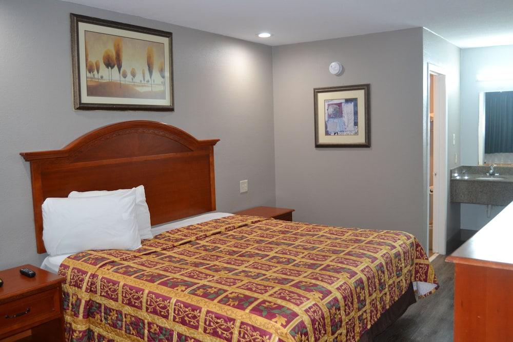 Deluxe INN photo 2