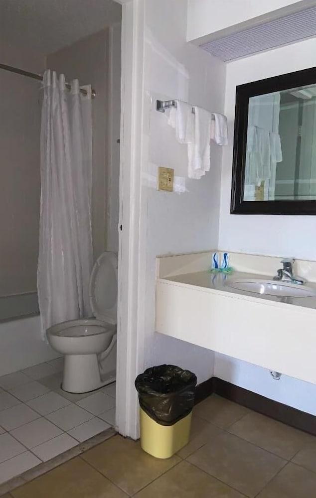 Red Carpet Inn & Suites photo 15