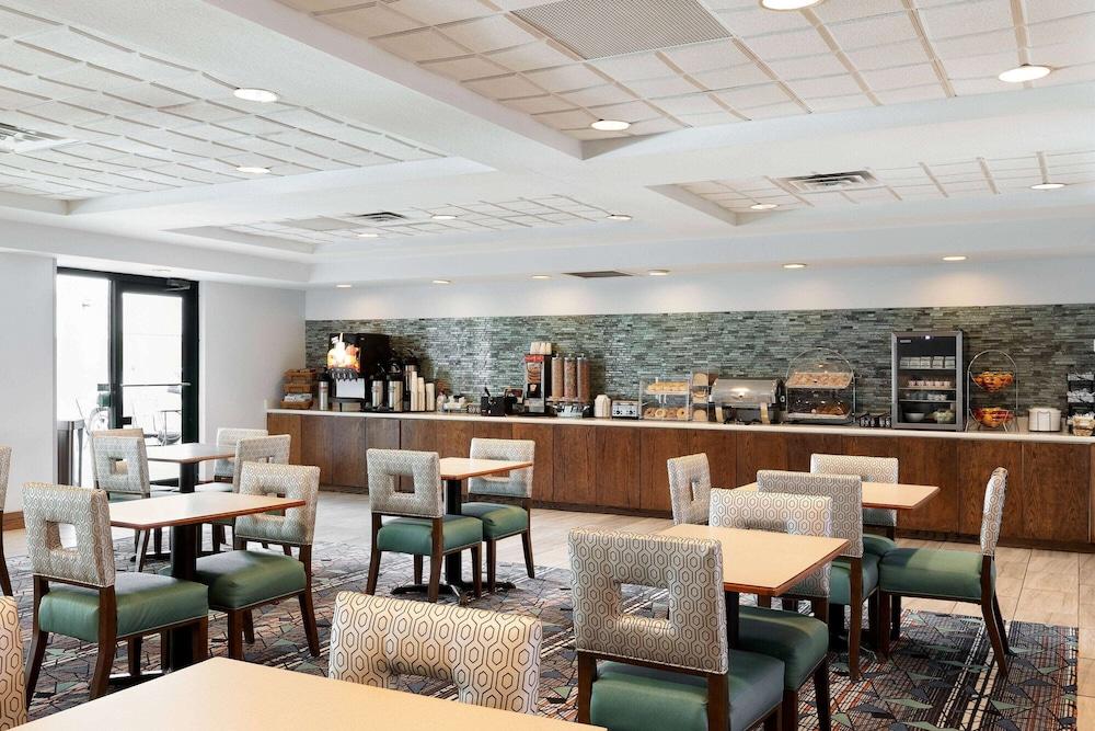 La Quinta Inn & Suites by Wyndham Omaha Airport Downtown photo 22