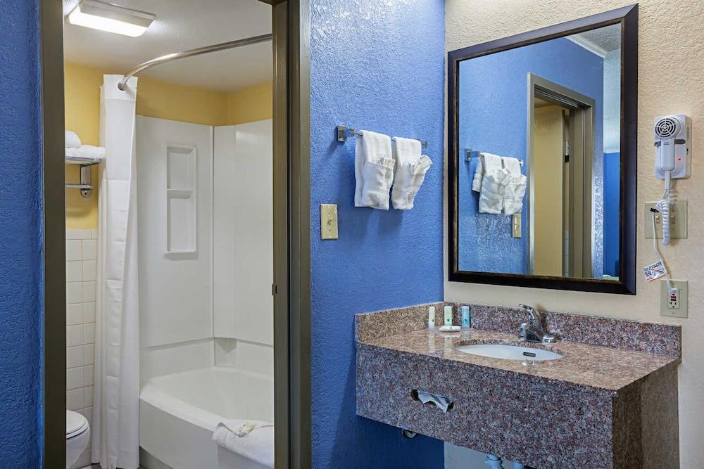 Quality Inn & Suites near Six Flags East photo 15