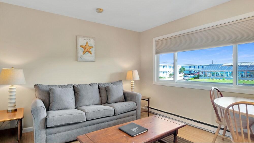 Montauk Oceanside Suites photo 58