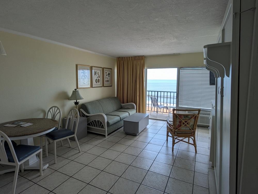 Traders Inn Beach Club photo 2