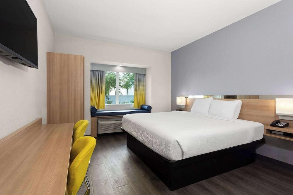 Microtel Inn & Suites by Wyndham Panama City photo 30