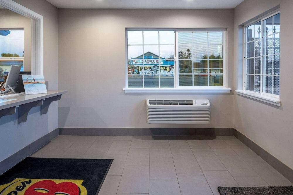 Super 8 by Wyndham Bakersfield Ca photo 2