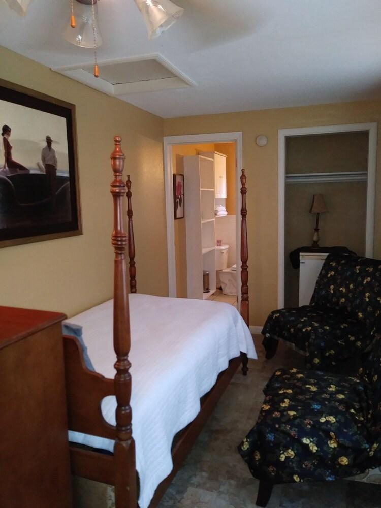 Swashbuckler Motel photo 47