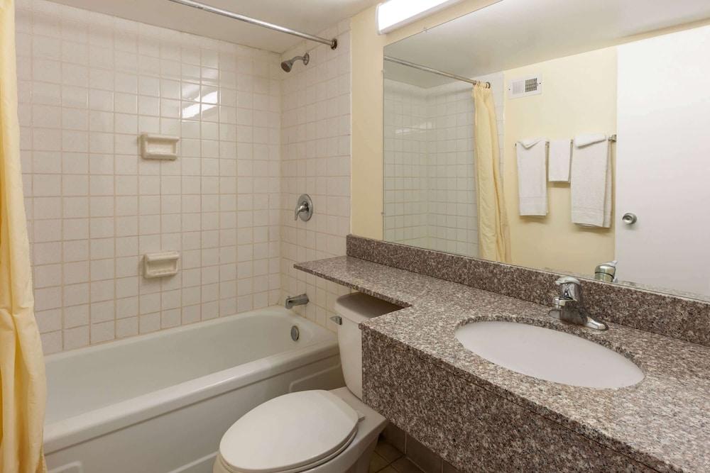Travelodge by Wyndham Cleveland Airport photo 15
