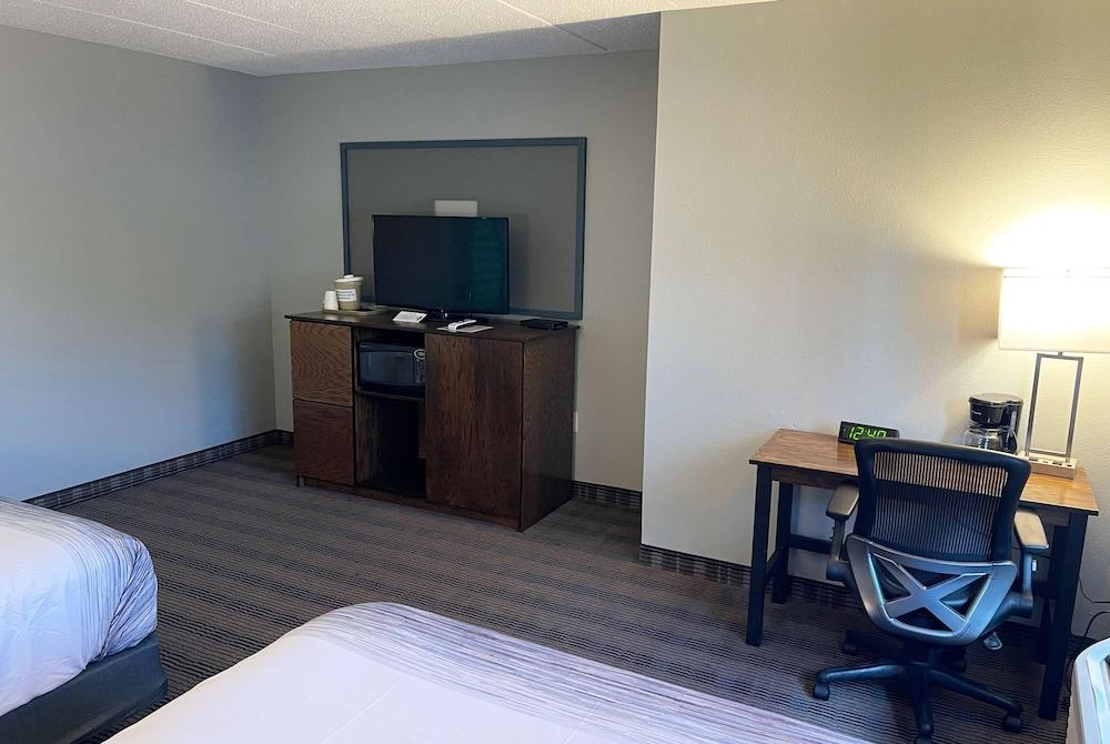 AmericInn by Wyndham Ladysmith photo 10
