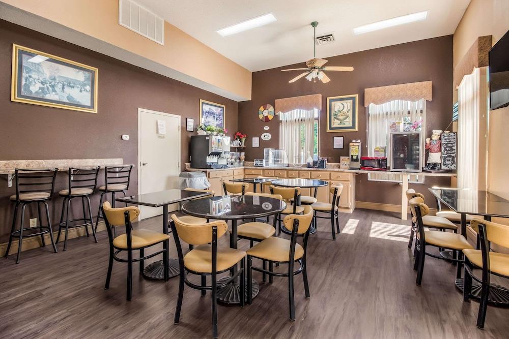 Econo Lodge Selmer photo 24
