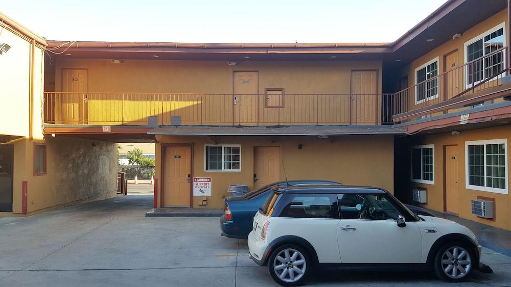 Central Inn Motel on 41 Street photo 25