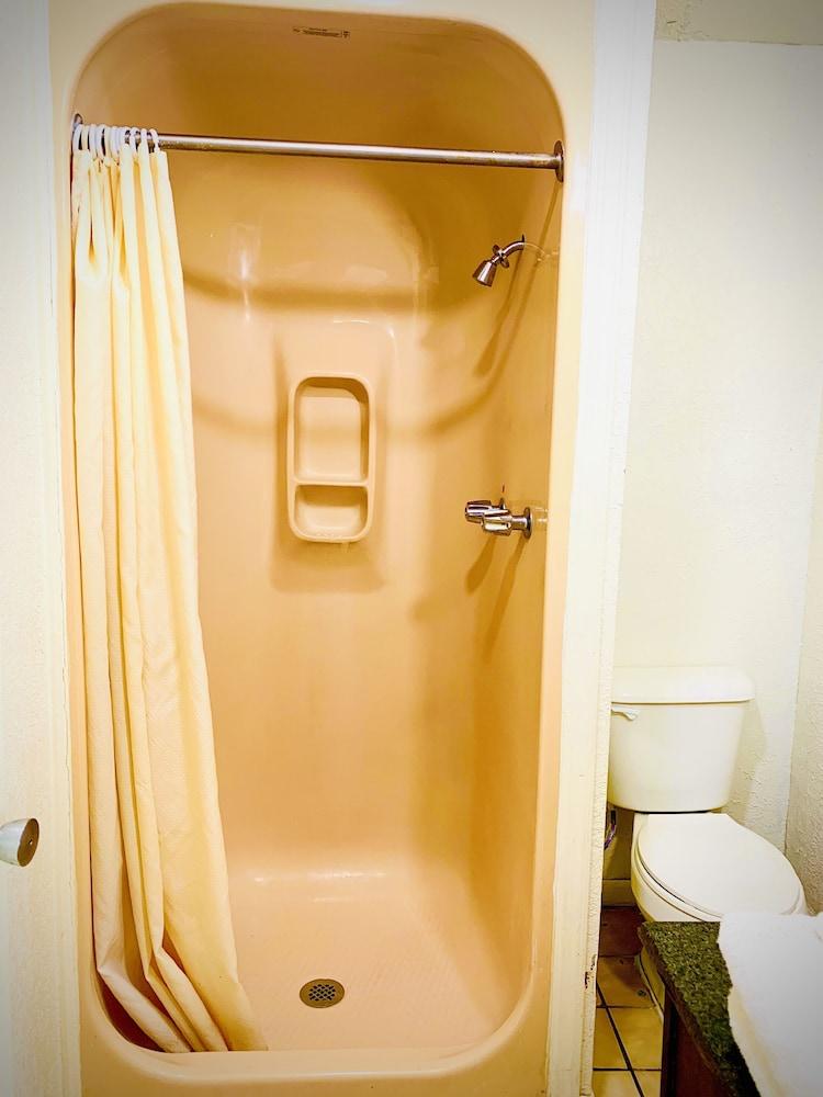 Embassy motel photo 3
