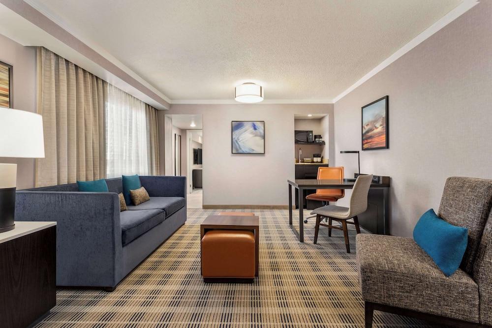 Embassy Suites by Hilton Kansas City Overland Park photo 10
