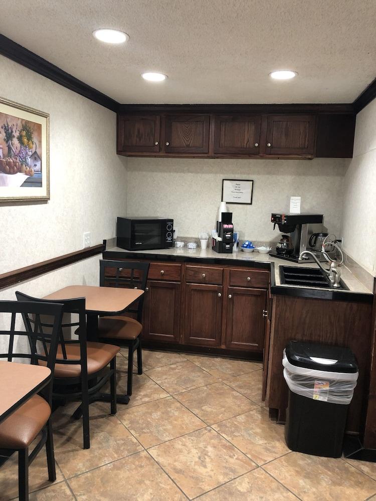 Americas Best Value Inn Conyer photo 47
